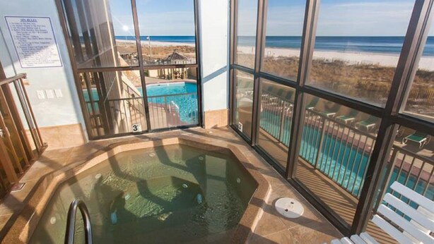 Un jacuzzi con vistas a la playa y al océano.