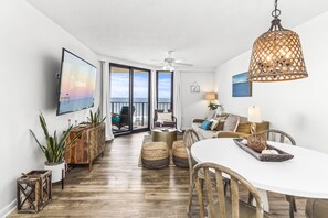 Signature appartement, 2 slaapkamers, balkon | Woonkamer | Een 45-inch flatscreentelevisie met kabelzenders en een televisie