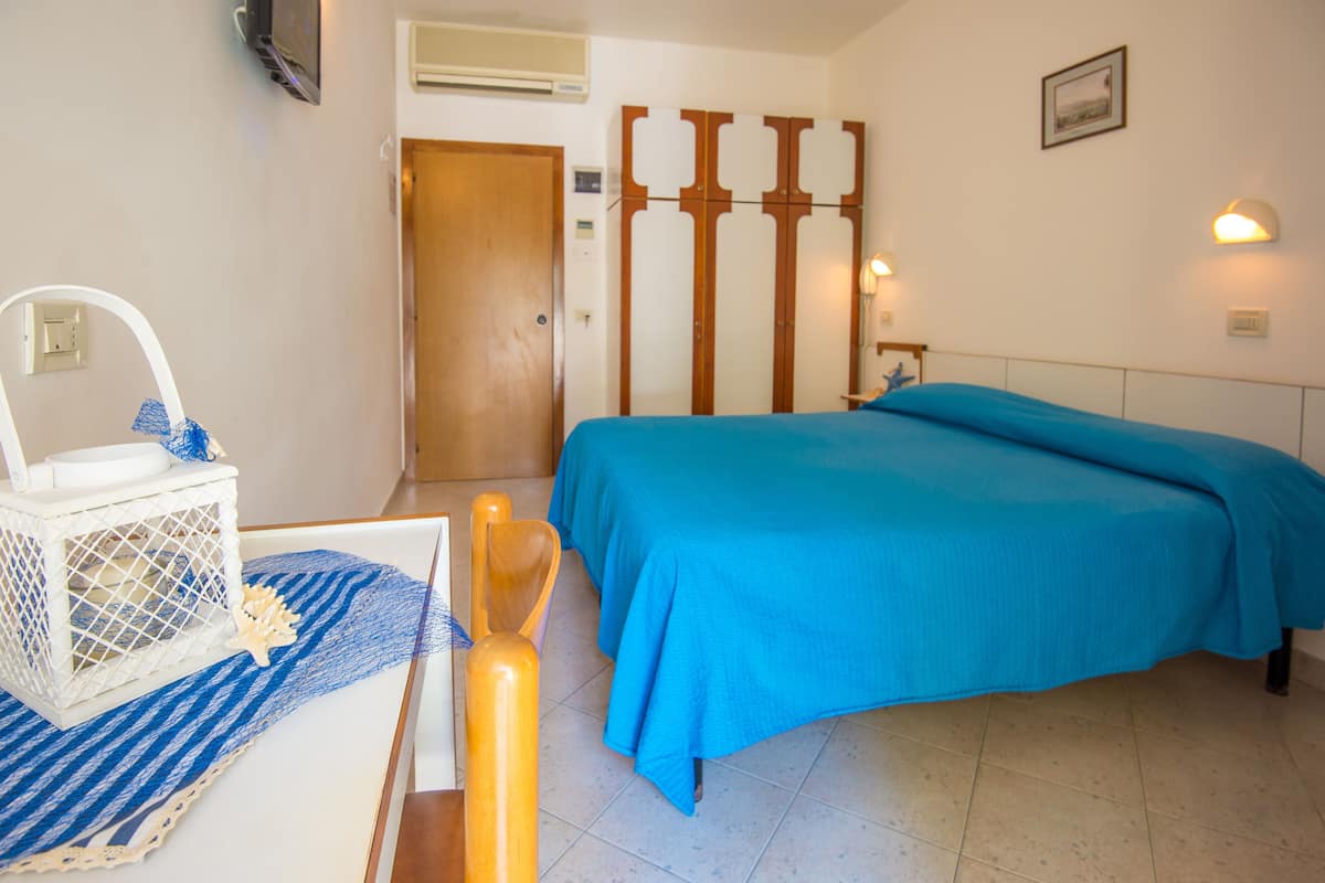 Desk, laptop workspace, WiFi (free), bed sheets