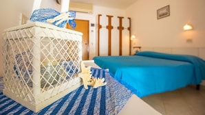 Desk, laptop workspace, WiFi (free), bed sheets - Hotel Venezia (Cattolica)