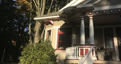 Victorian Cottage with Mountain Views Hiking biking and fishing oh my