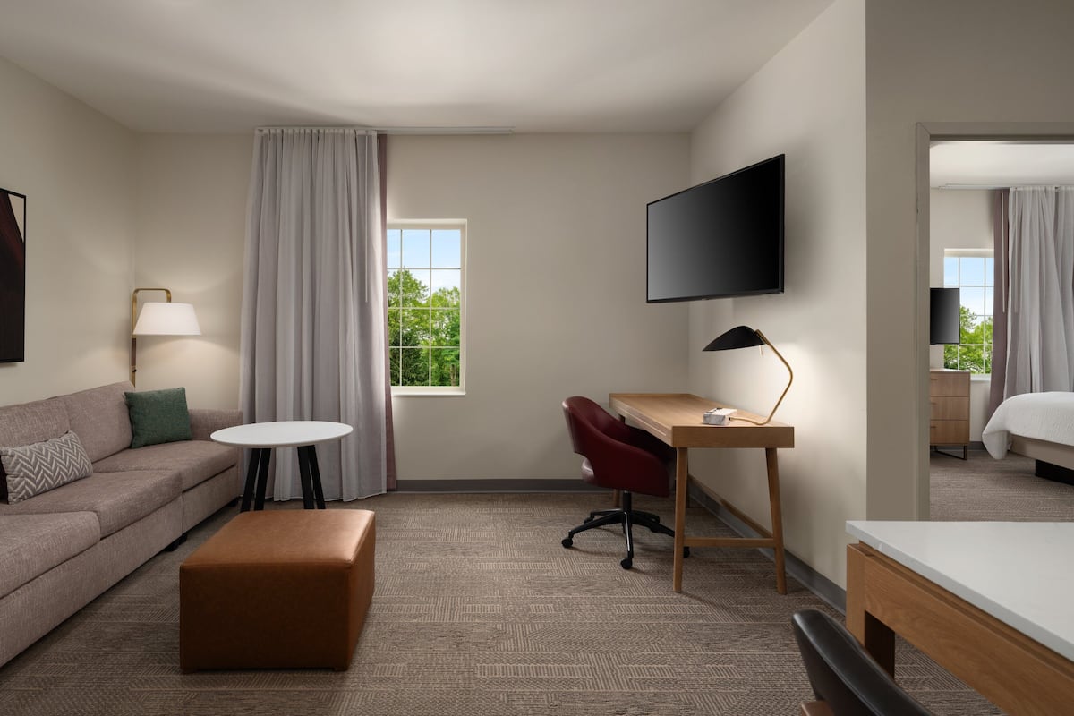 Suite, 1 Bedroom, Kitchen (Conference Area) | 1 bedroom, bed sheets