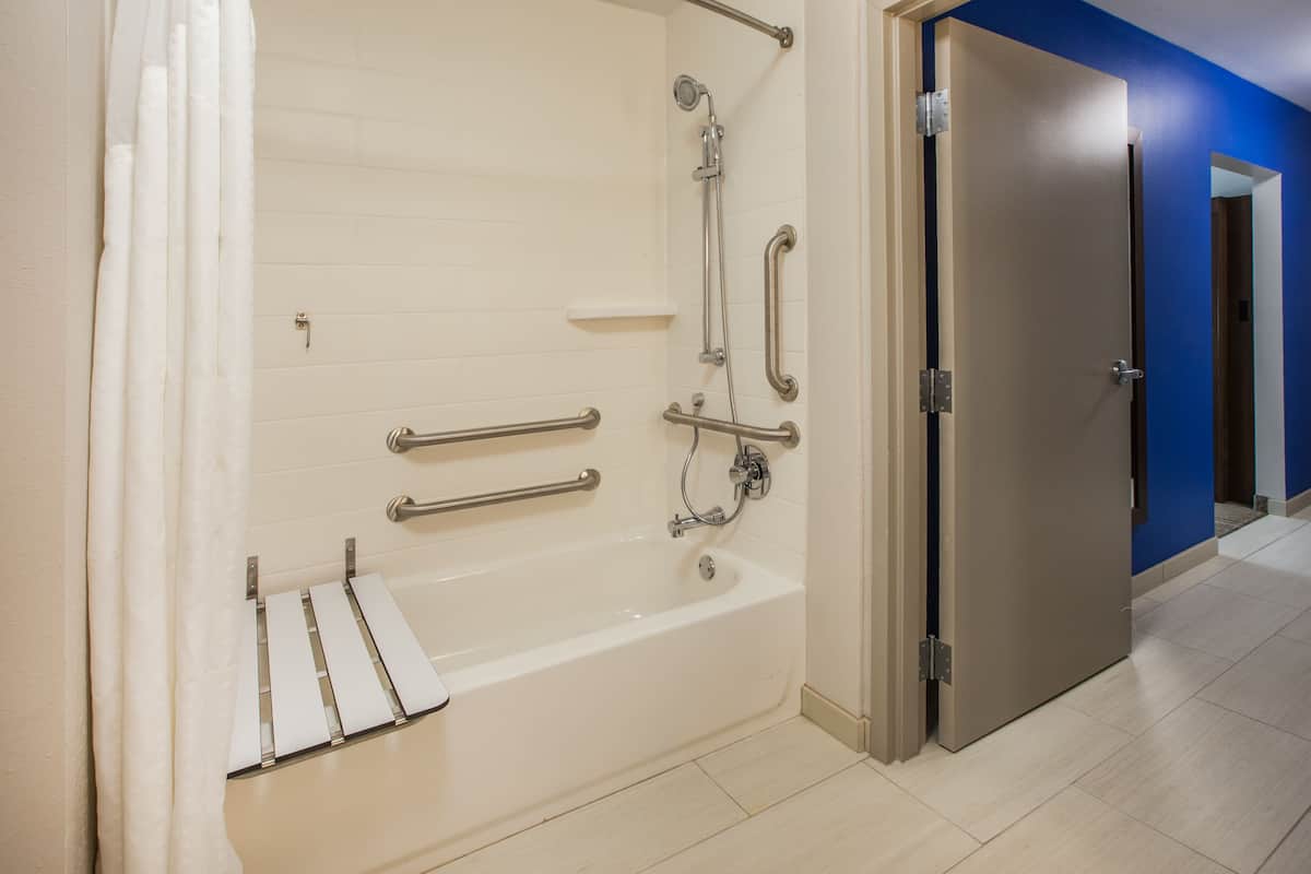 Rom – standard, 2 queensize-senger, tilgjengelighetstilpasset badekar (Mobility) | Dundyner, safe på rommet, blendingsgardiner og strykejern/-brett