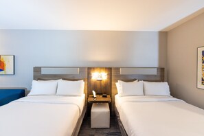 Ropa de cama de alta calidad y caja de seguridad en la habitación 