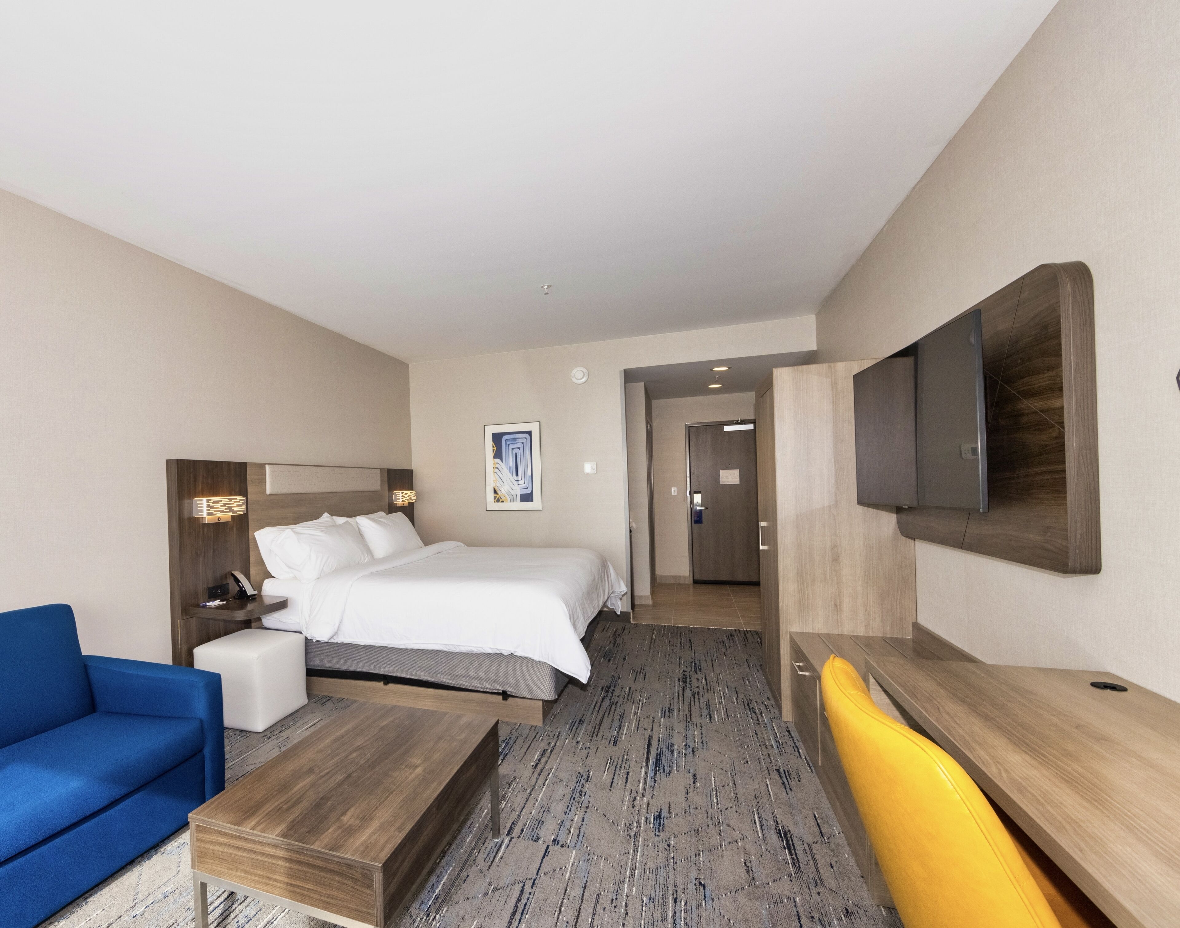 Premium bedding, in-room safe, desk, laptop workspace