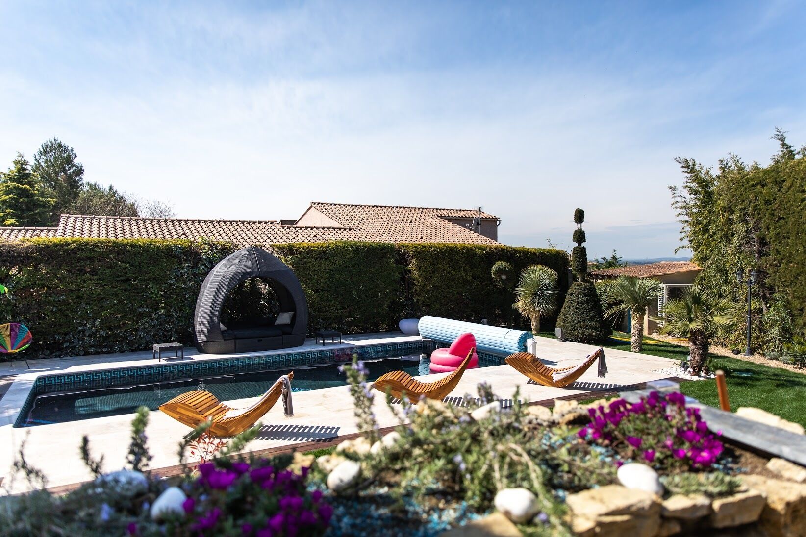 Utendørsbasseng og et oppvarmet basseng