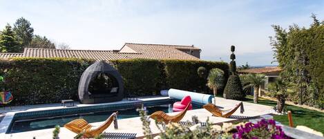 Utomhuspool och uppvärmd pool