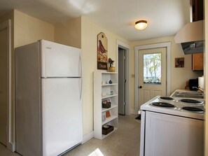 Fridge, microwave, oven, stovetop - Sunrise Suite, near Rockland Harbor, walk to DT (Rockland)