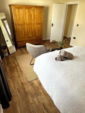 4 bedrooms, iron/ironing board, travel cot, free WiFi - Port Eynon Beach Cottage - short walk to Port Eynon beach and village amenities (Port Eynon)