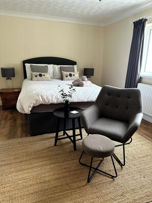 4 chambres, fer et planche à repasser, lit parapluie, Wi-Fi gratuit