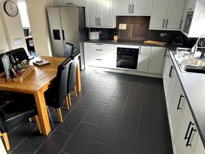 Fridge, microwave, oven, stovetop - Port Eynon Beach Cottage - short walk to Port Eynon beach and village amenities (Port Eynon)