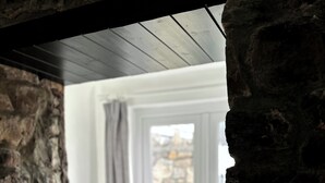 Eine Steinsäule mit Blick auf einen Raum durch ein Fenster.