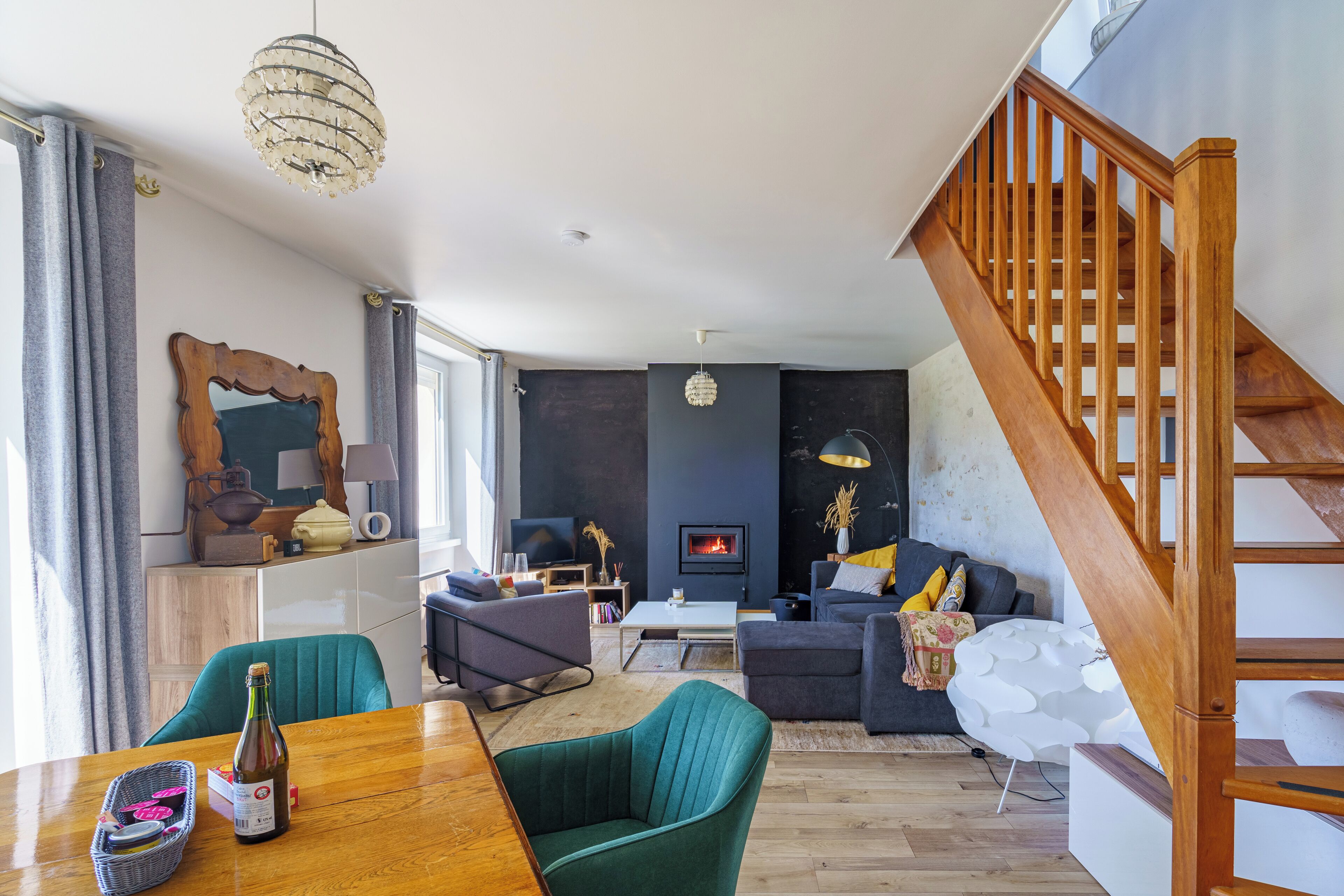 Televisor, llar de foc i llibres 