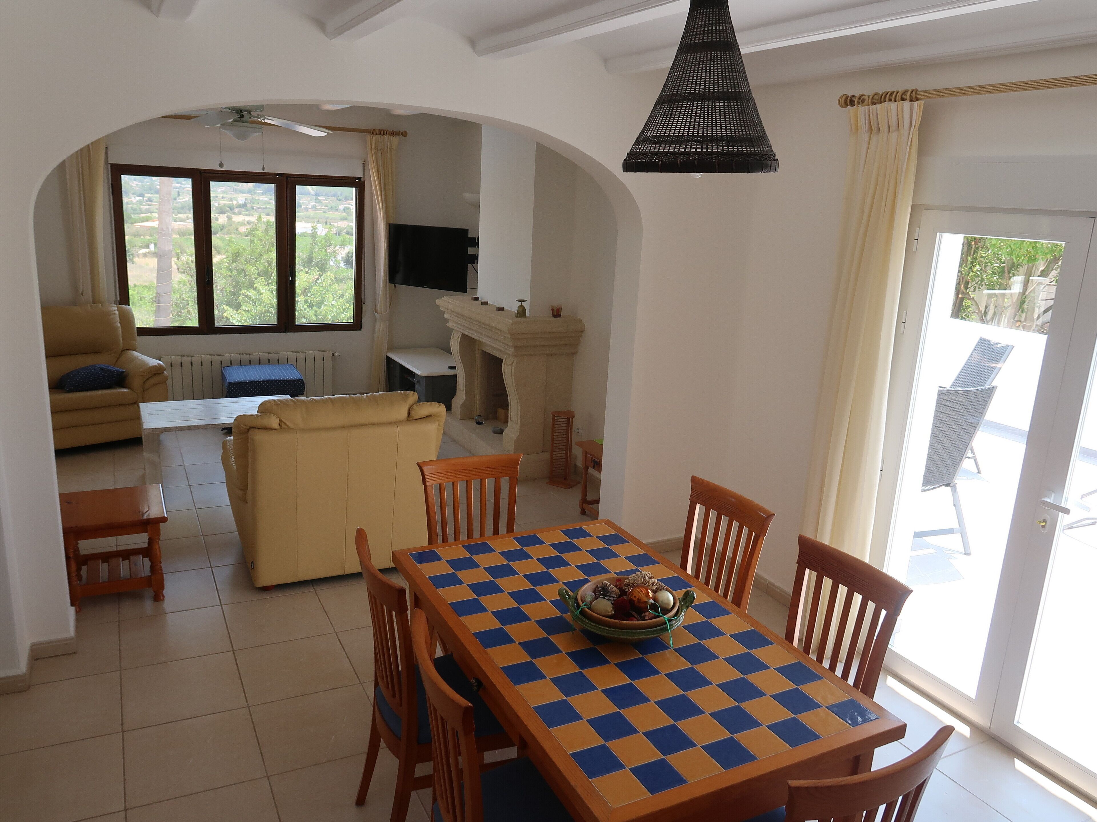 Een smart-tv en boeken