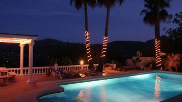 Een buitenzwembad, een verwarmd zwembad