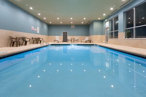 Indoor pool, sun loungers