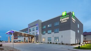 Un hôtel Holiday Inn Express & Suites au design moderne, doté d’un parking couvert et de plusieurs étages.