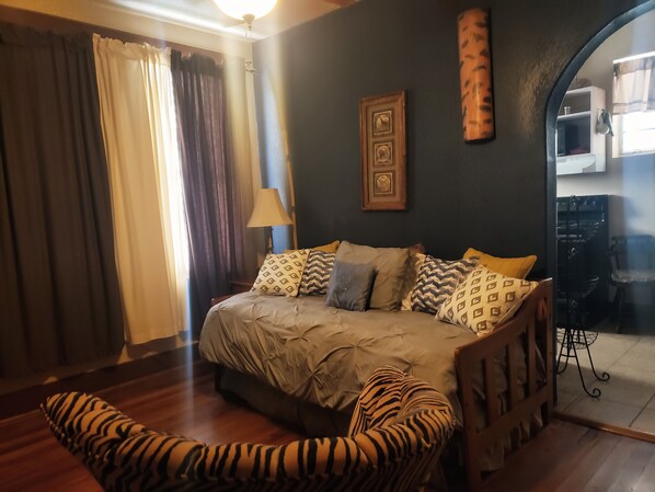 Téléviseur, livres, imprimante