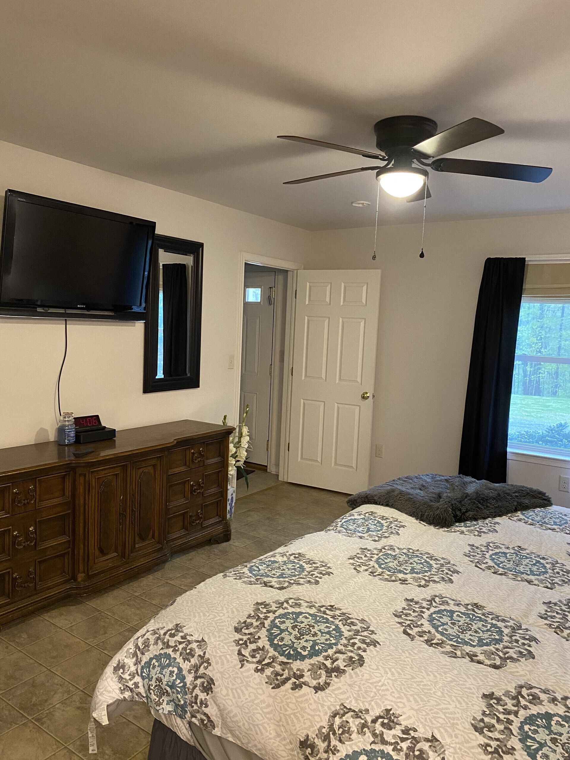 Beautiful Private Home in the Country-Pets welcome-Fenced in Yard w/Doggy Door