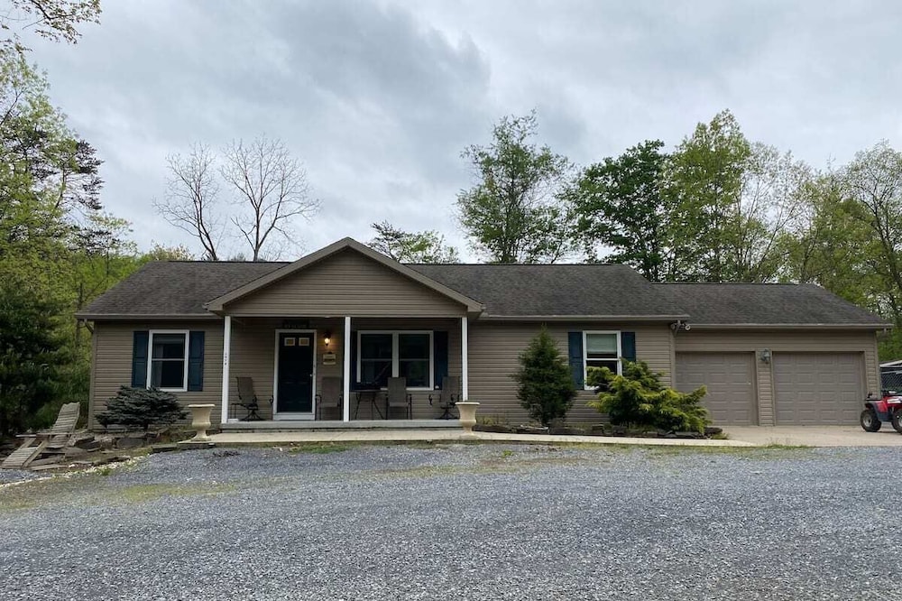 Beautiful Private Home in the Country-Pets welcome-Fenced in Yard w/Doggy Door