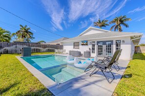Una piscina al aire libre, una piscina climatizada
