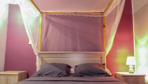 1 habitación, tabla de planchar con plancha y cuna de viaje 