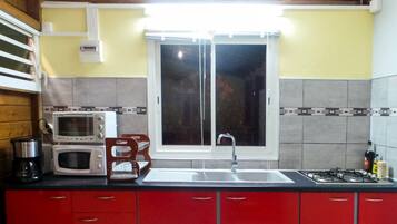 Frigorífico, microondas, horno y placa de cocina