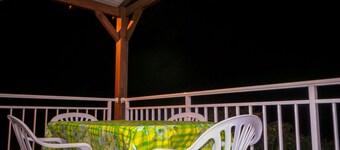 Location Appartement / Gite à Deshaies, Calme de la Montagne et vue sur mer