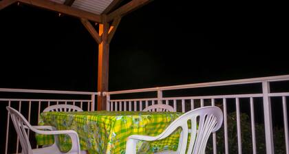 Location Appartement / Gite à Deshaies, Calme de la Montagne et vue sur mer