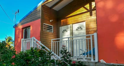 Location Appartement / Gite à Deshaies, Calme de la Montagne et vue sur mer