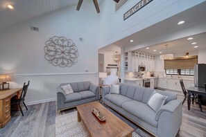 Smart TV, fireplace - Amazing Luxury Beach Home! Private Heated Pool and new Putting Green! (Panama City Beach)