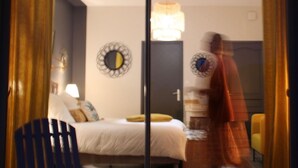 A hotel room with a bed, a desk, a chair, and a door. - Le Rez de Jardin Albi (Albi)