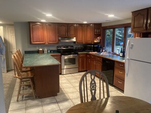 ثلاجة، ميكروويف، فرن، موقد طهي مسطح