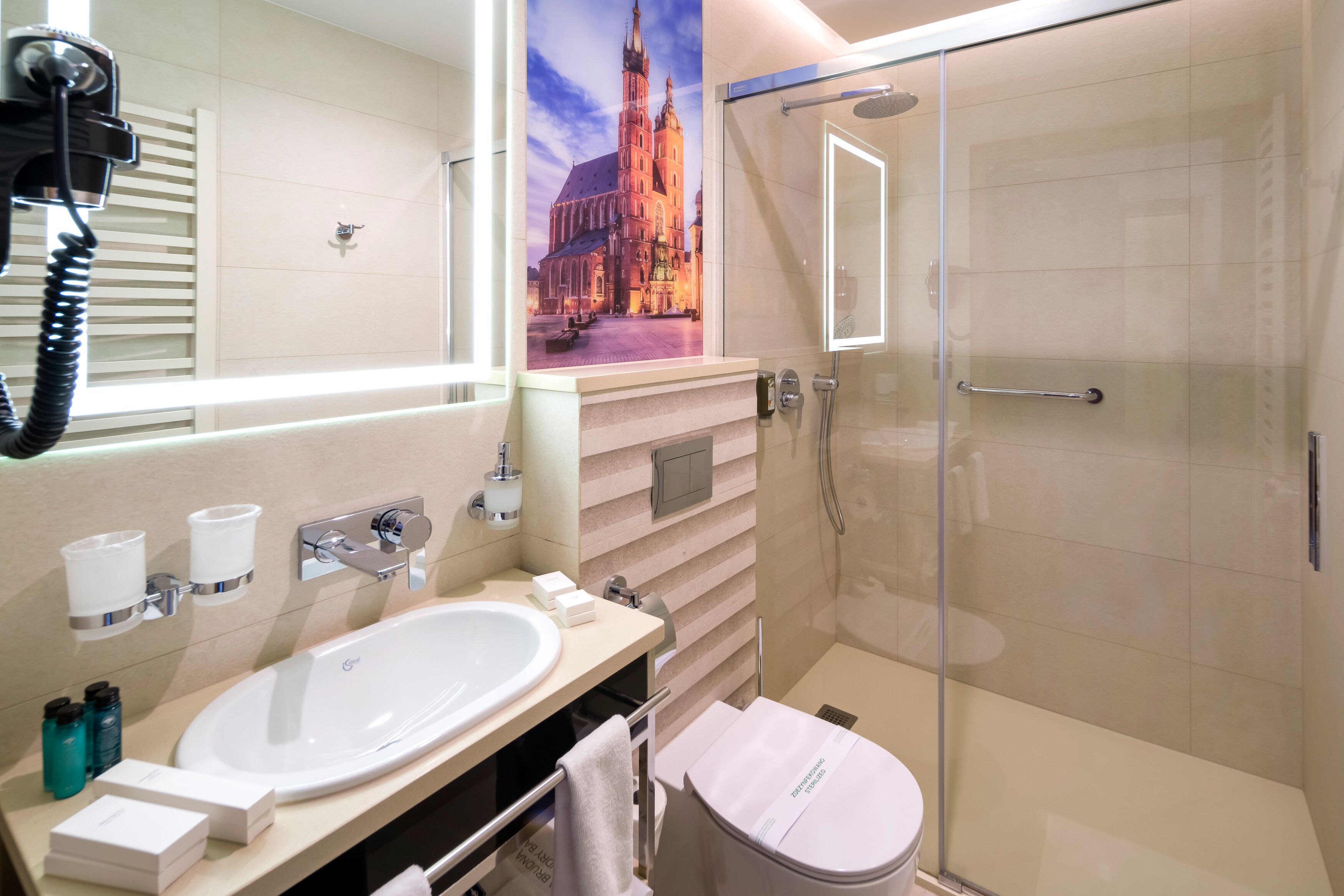 Ein modernes Badezimmer mit einem großen Waschbecken, einem Spiegel und einer Duschkabine aus Glas.