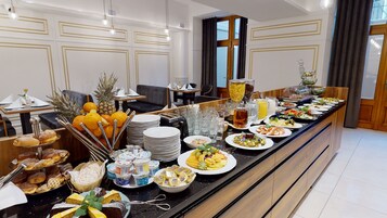Daily buffet breakfast (PLN 80 per person)
