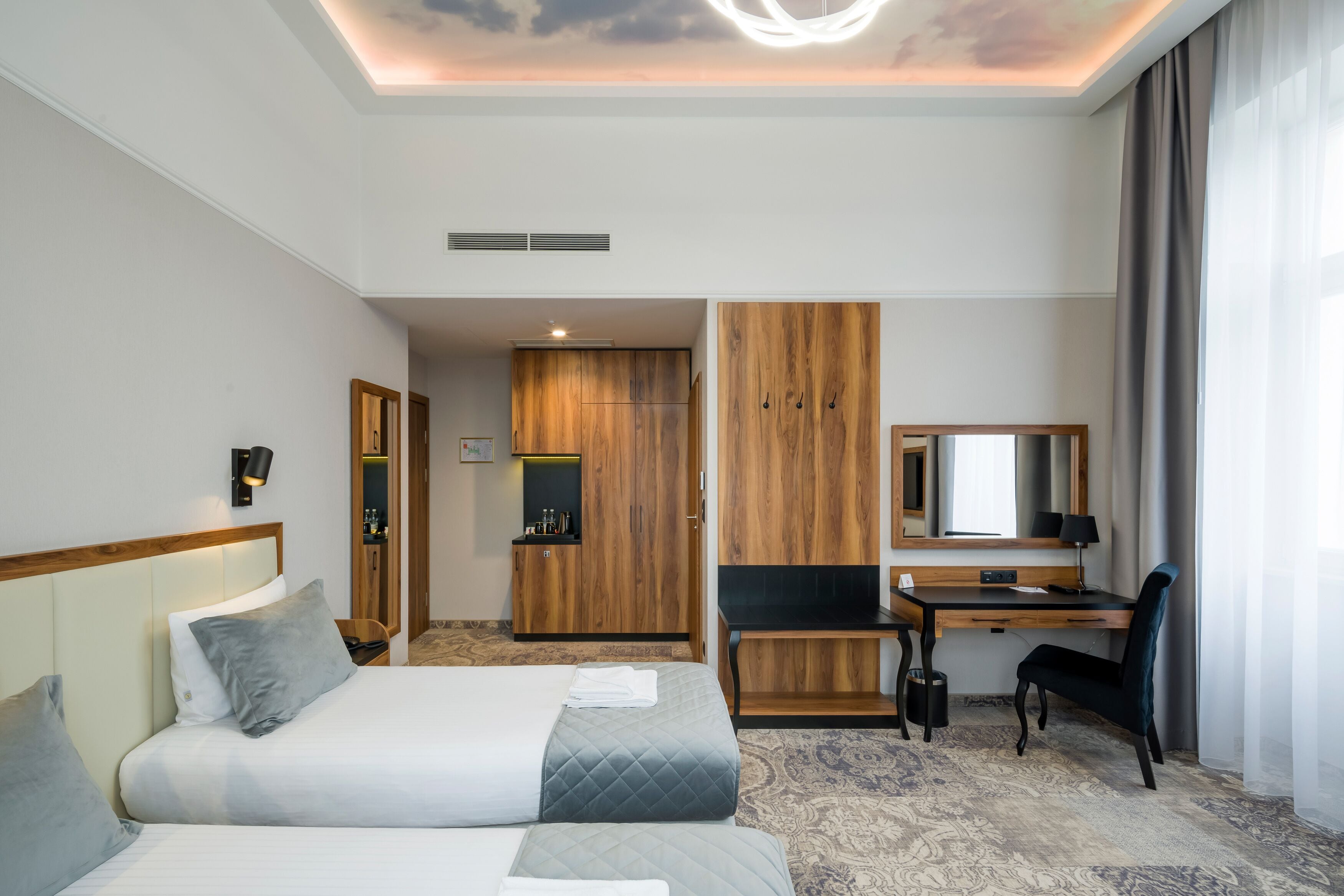 ห้องคอมฟอร์ททวิน | เตียงเมมโมรีโฟม, มินิบาร์, ตู้นิรภัยในห้องพัก