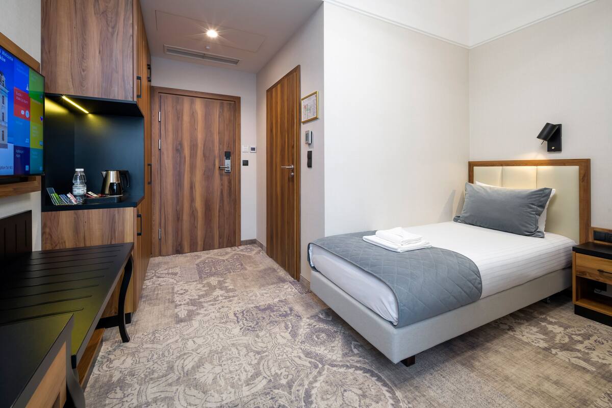 Enkeltrom – comfort | Memory foam-senger, minibar, safe på rommet og skrivebord