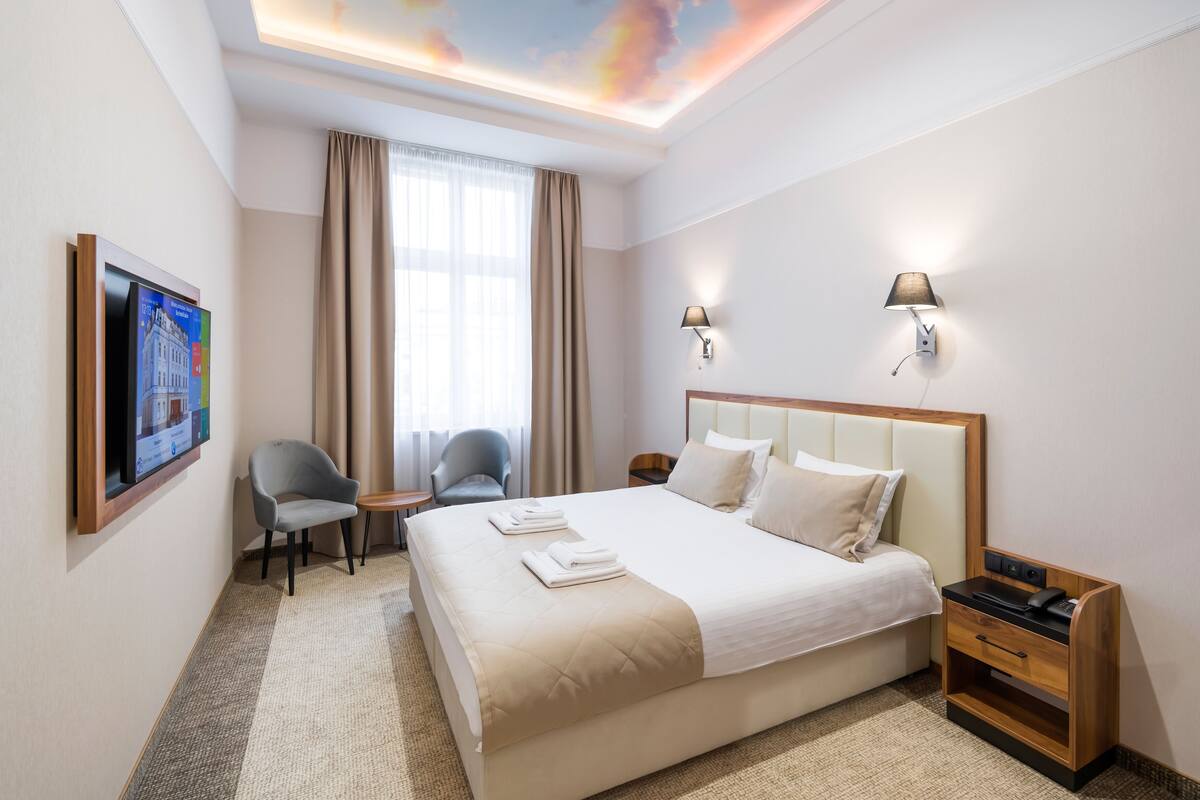 Dobbeltrom – deluxe | Memory foam-senger, minibar, safe på rommet og skrivebord