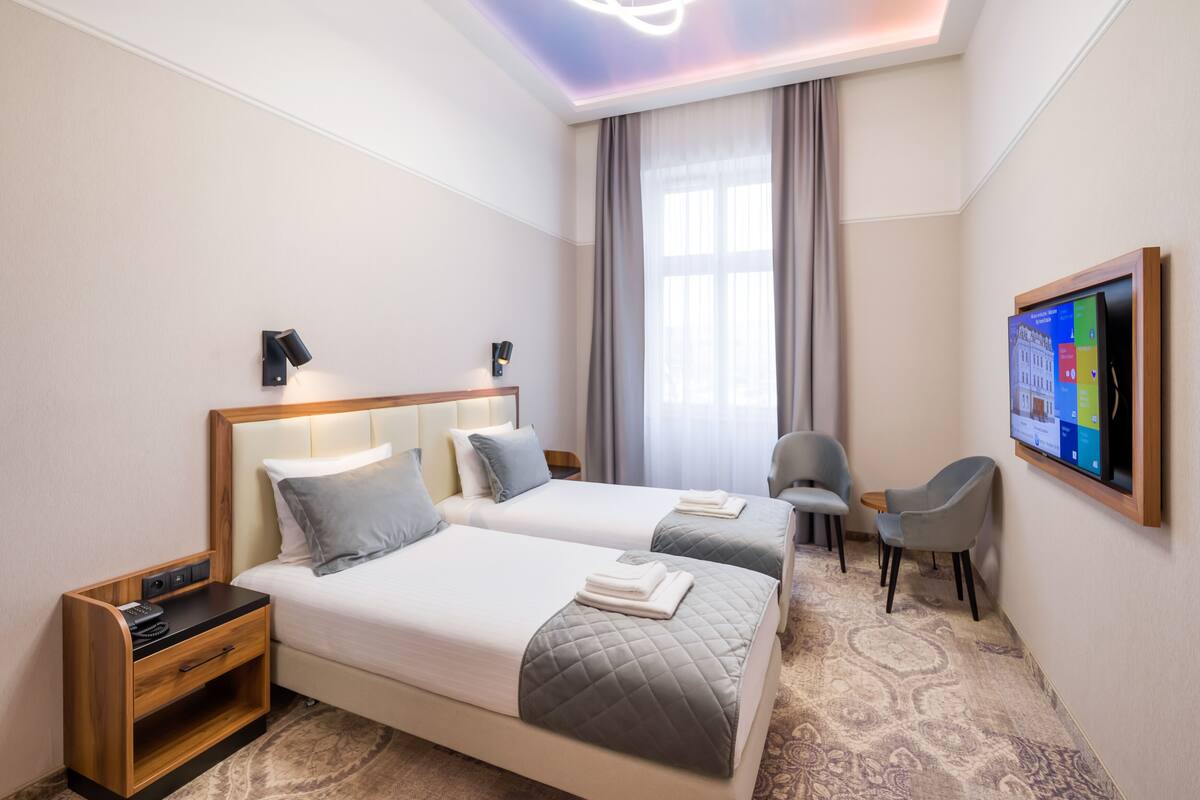 Tomannsrom – deluxe | Memory foam-senger, minibar, safe på rommet og skrivebord