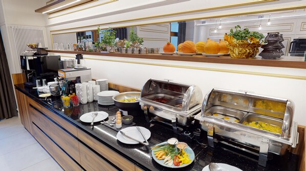 Una mesa de buffet con diferentes alimentos, utensilios y salsas.