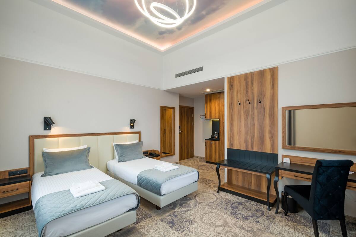 Tomannsrom – comfort | Memory foam-senger, minibar, safe på rommet og skrivebord