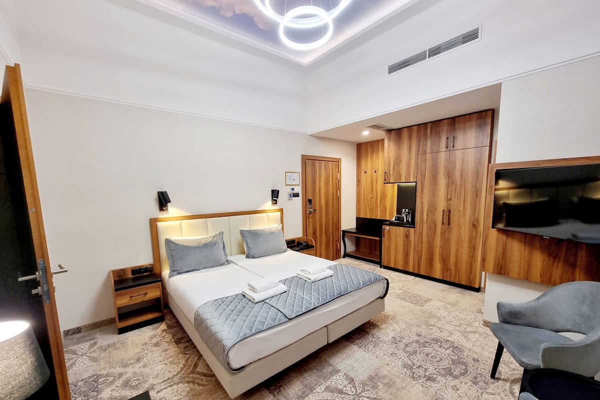 Dobbeltrom – comfort | Memory foam-senger, minibar, safe på rommet og skrivebord