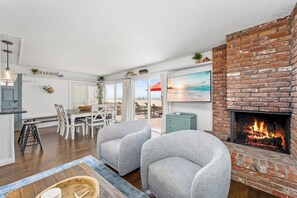 Télévision à écran plat, cheminée