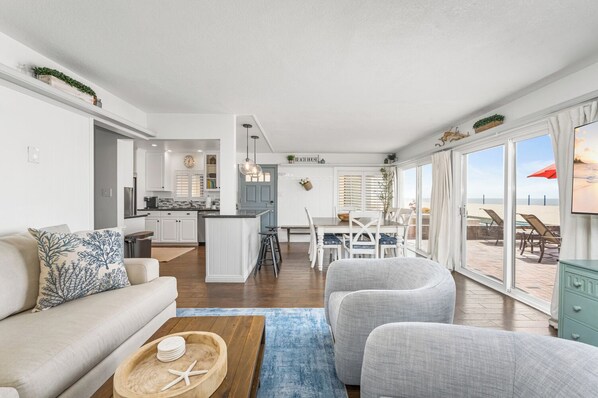 Télévision à écran plat, cheminée