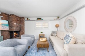 Télévision à écran plat, cheminée