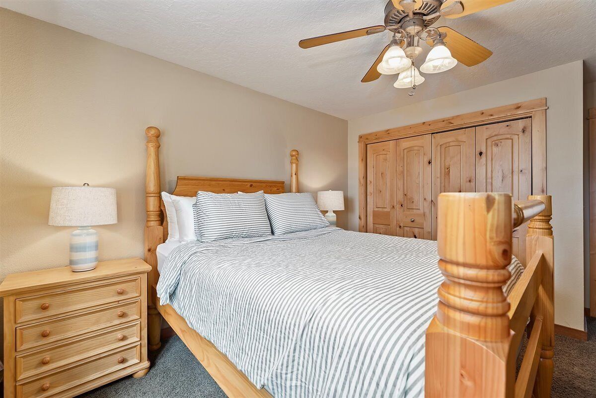 **CJ's Lakeview Cabin HotTub Spotless! GameRoom Parking Stocked Kitchen**