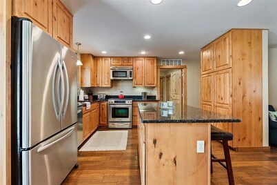 **CJ's Lakeview Cabin HotTub Spotless! GameRoom Parking Stocked Kitchen**