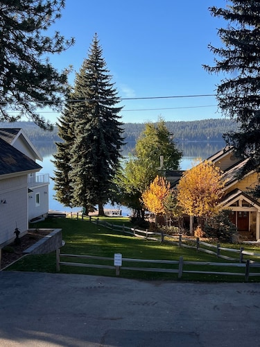 **CJ's Lakeview Cabin HotTub Spotless! GameRoom Parking Stocked Kitchen**