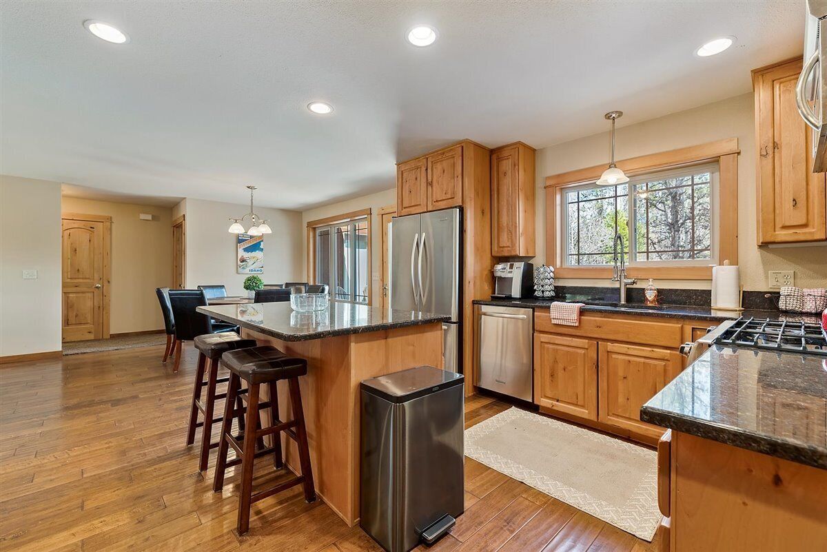 **CJ's Lakeview Cabin HotTub Spotless! GameRoom Parking Stocked Kitchen**