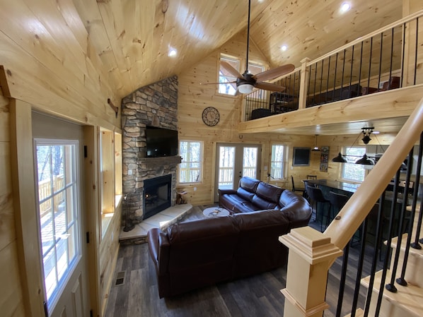 Smart TV, fireplace, video games, table football - The Cabin at Lapp's Lodging (Washington Township)